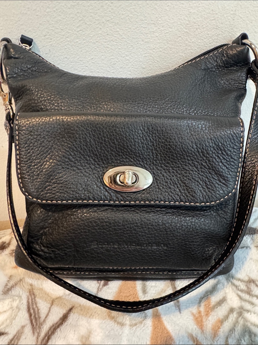 Black Leather Crossbody Bag with Turn-Lock Closure Stone Mountain 100% leather🍀